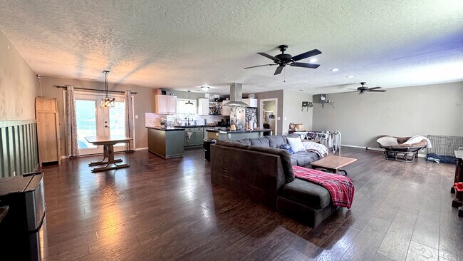 Building Photo - 112 White Oak Blvd