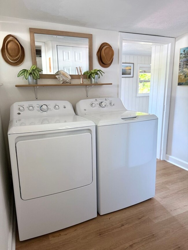 Building Photo - 2 Bedroom 2 Bath Annual Furnished Cottage ...