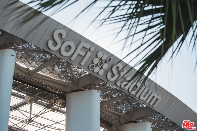 Building Photo - 201 N La Brea Ave