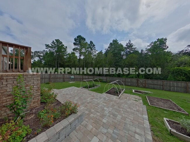Building Photo - Spacious 5-Bedroom Home with Flexible Livi...