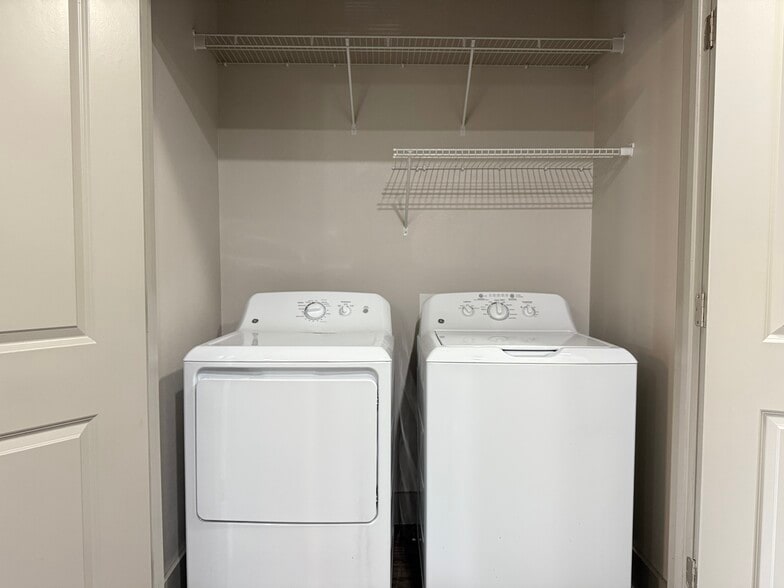 Building Photo - 1102 Treeta Trl