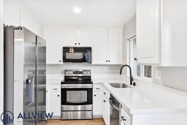 Building Photo - Remodeled 2 Bed, 2 Bath Condo with Ocean V...