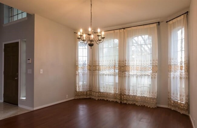 Building Photo - 2511 Sun Spot Ln