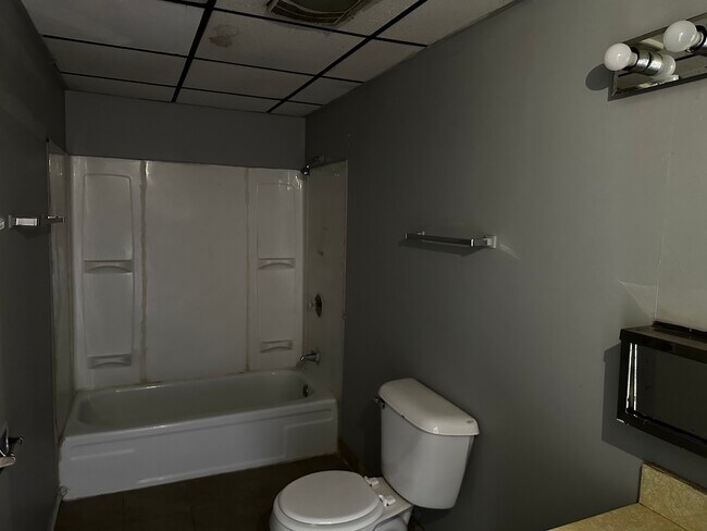 Building Photo - 561 Ashland Ave