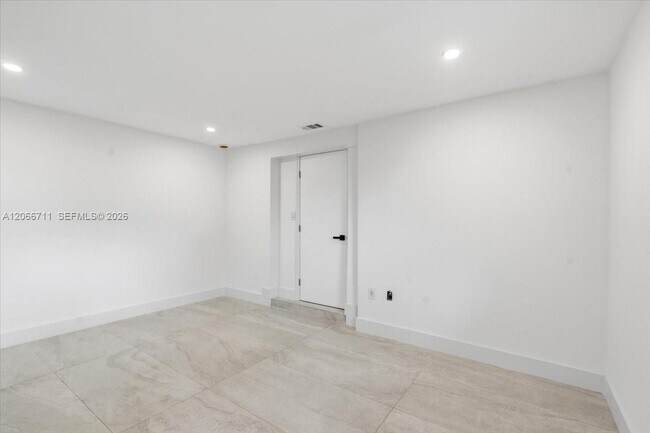 Building Photo - 1215 NE 110th St