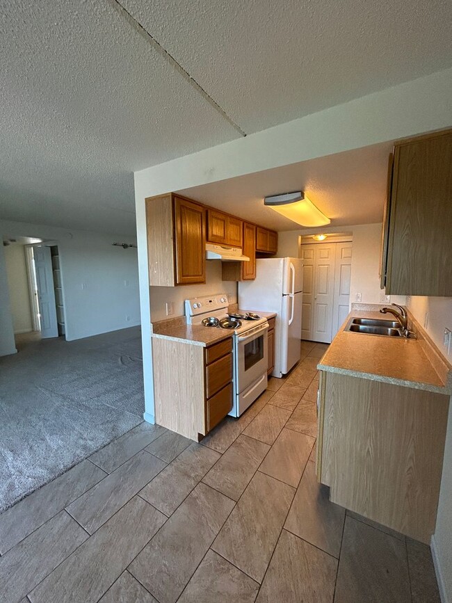 Building Photo - 2 Bedroom Corner Condo Available at Spanis...