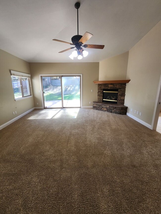 Building Photo - Gorgeous and Spacious 4 Bedroom Home