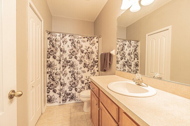 Building Photo - 2 Bedroom - 2.5 Bathroom - Gated Community...