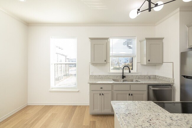 Building Photo - 1137 N Leverett Ave