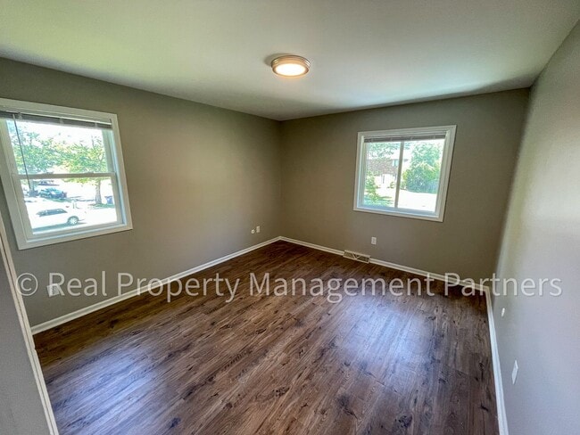 Building Photo - 3920 Camelot Dr SE