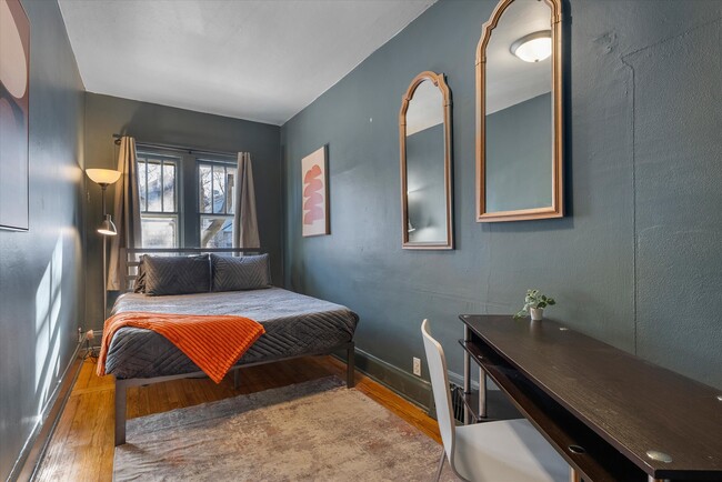 Building Photo - 340 E Clarence St