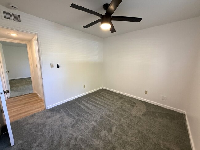 Building Photo - Nicely updated single story condo in Carmi...
