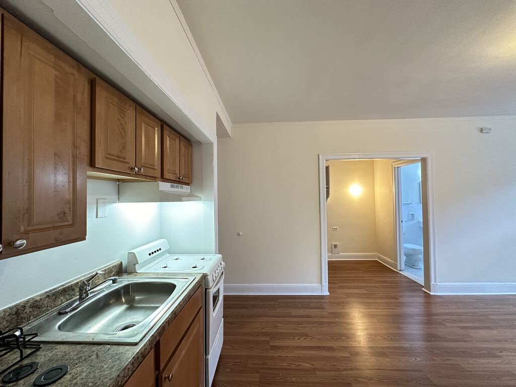 Building Photo - 3335 W Diversey Ave