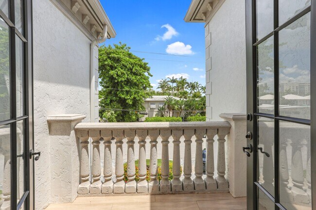 Building Photo - 1020 Miramar Dr