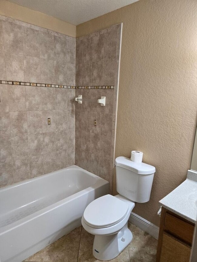 Building Photo - Beautiful 3 bed 3 bath town home