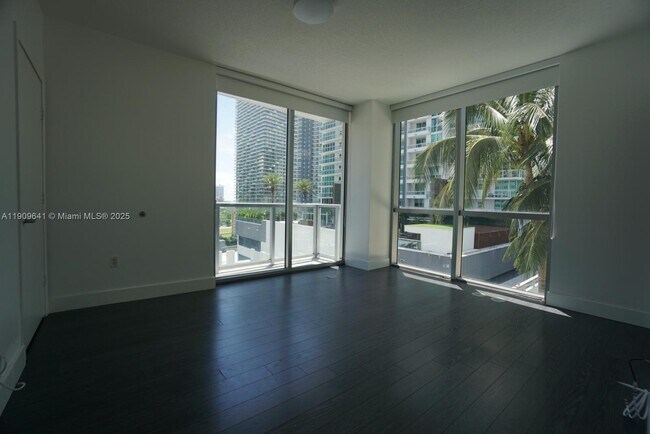 Building Photo - 1060 Brickell Ave