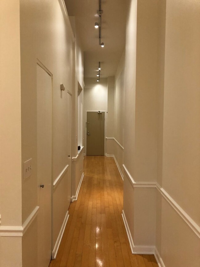 Building Photo - Stunning Lofted 1 Bed 1 Bath Condo Downtow...