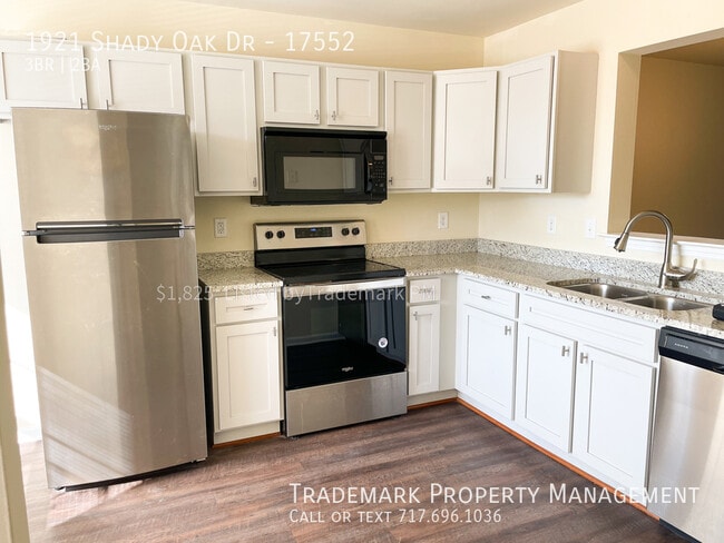 Building Photo - Spacious Row Townhome