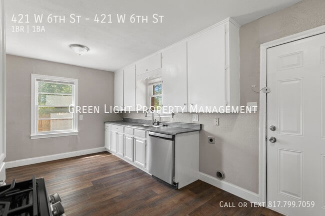 Building Photo - 421 W 6th St