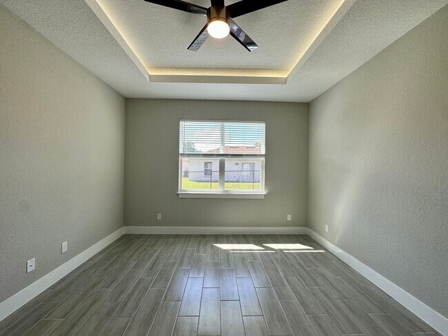 Building Photo - Brand New Modern Duplex !