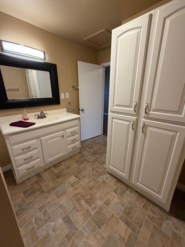 Building Photo - 3 bedroom home in Shasta Lake City