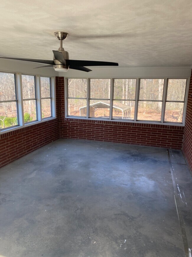 Building Photo - 242 White Pine Dr