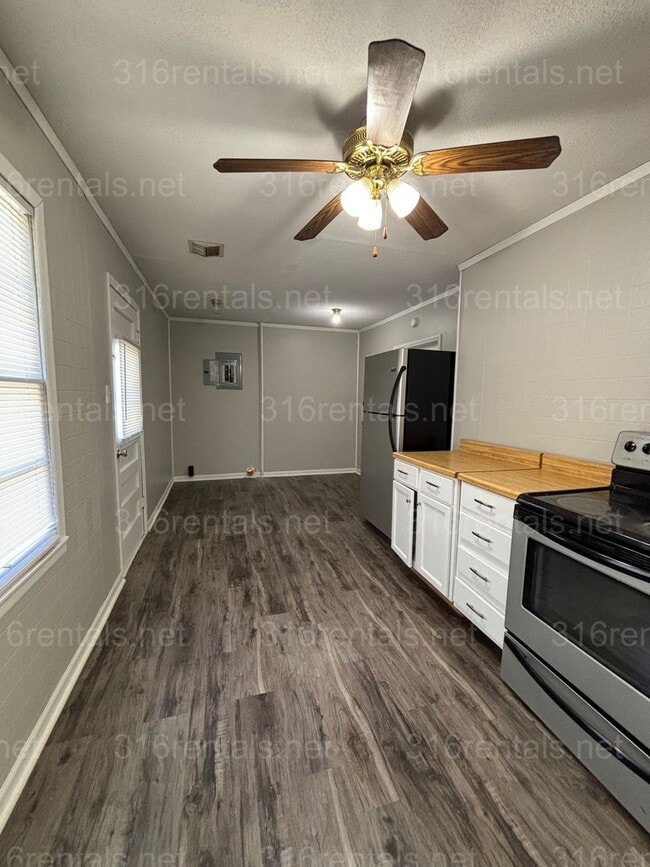 Building Photo - Three bed one bath House Available Now!