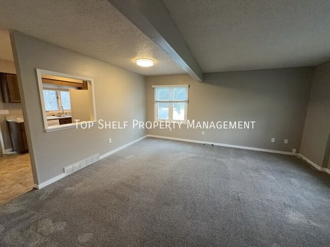 Building Photo - 302 E Park Ave