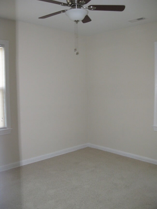 Building Photo - Adorable 2 Bedroom in Hampton!