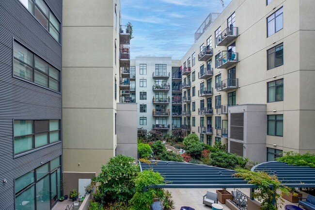 Building Photo - Stunning & Spacious Condo with 2 Parking S...