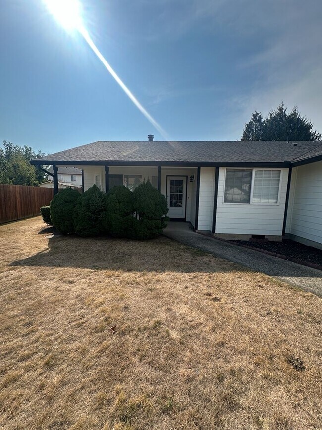 Building Photo - Beautiful single story on large lot in lov...