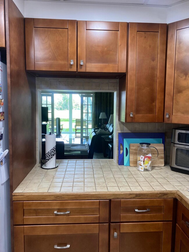 Building Photo - 1055 Country Club Dr