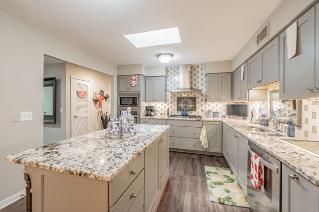 Building Photo - Spacious 3 Bed, 2 Bath Duplex in the Heart...
