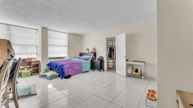 Building Photo - 2899 Collins Ave