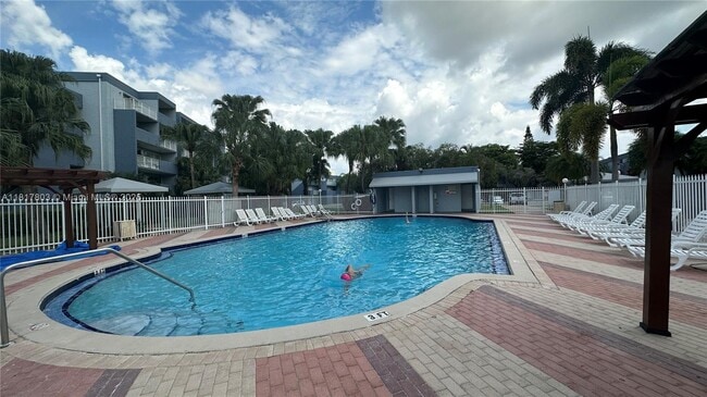 Building Photo - 9359 Fontainebleau Blvd