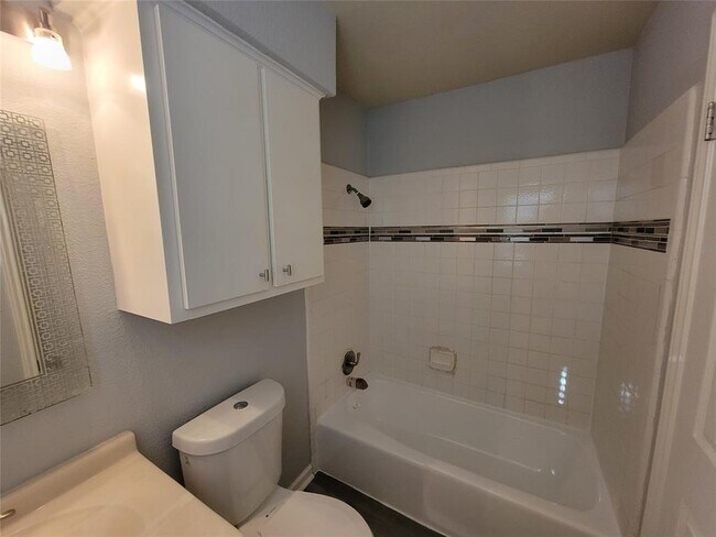 Building Photo - 2903 Catalina Dr