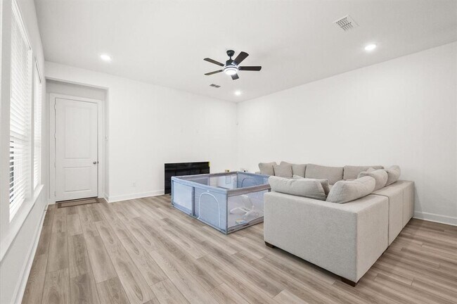 Building Photo - 1511 Emma Lk Dr