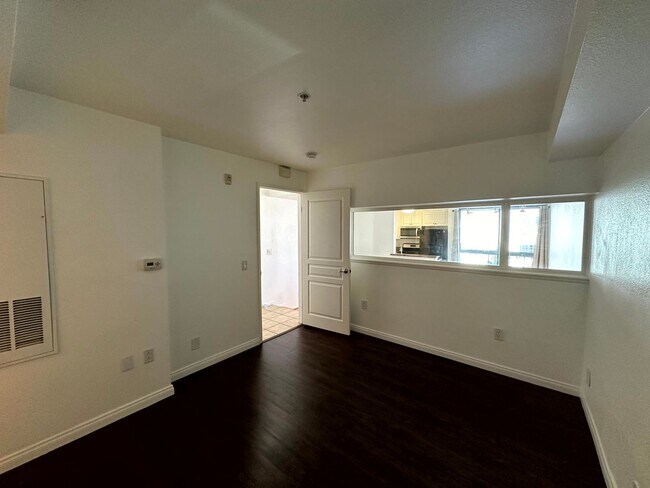 Building Photo - Fantastic 1 bed and 1 Bath with balcony an...
