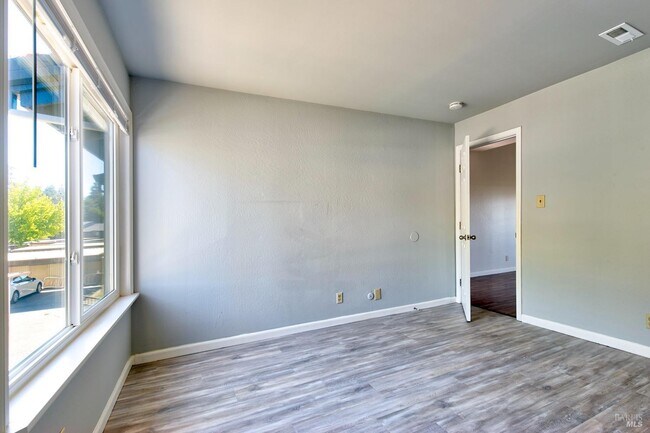 Building Photo - 355 Parkview Terrace