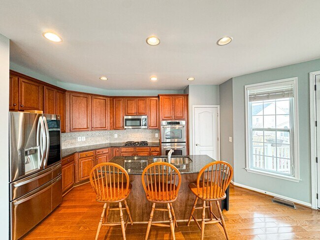 Building Photo - Stunning 3 Bed 2/2 Bath End-Unit Townhome In Desired Stone Ridge South