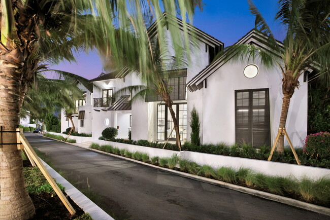 Building Photo - 400 Mola Ave