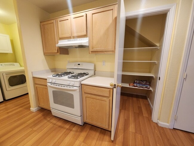 Building Photo - Modern Comfort in the Heart of Summerlin!