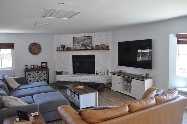 Building Photo - LEMON GROVE 3BR/2BA SINGLE FAMILY DETACHED...