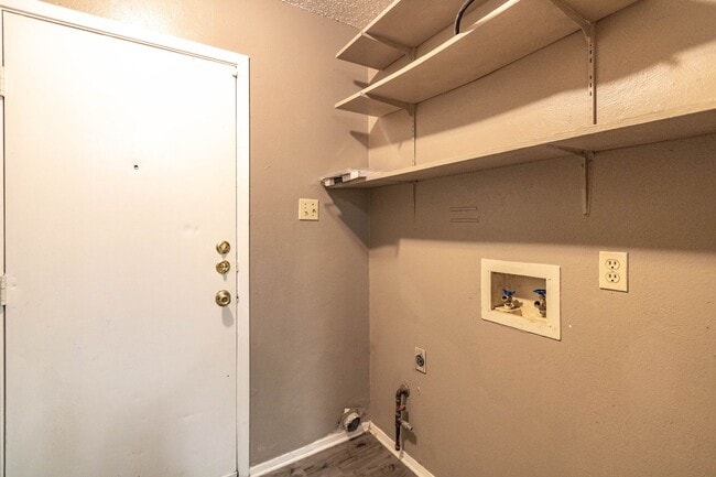 Building Photo - 701 Country Aire Dr