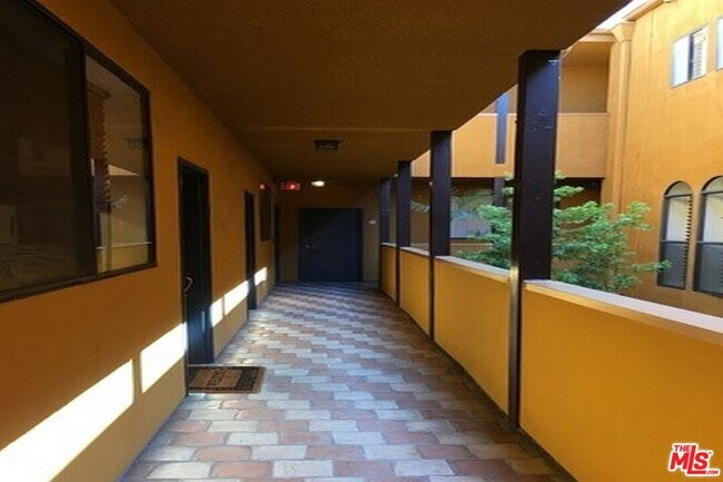 Building Photo - 828 N Hudson Ave