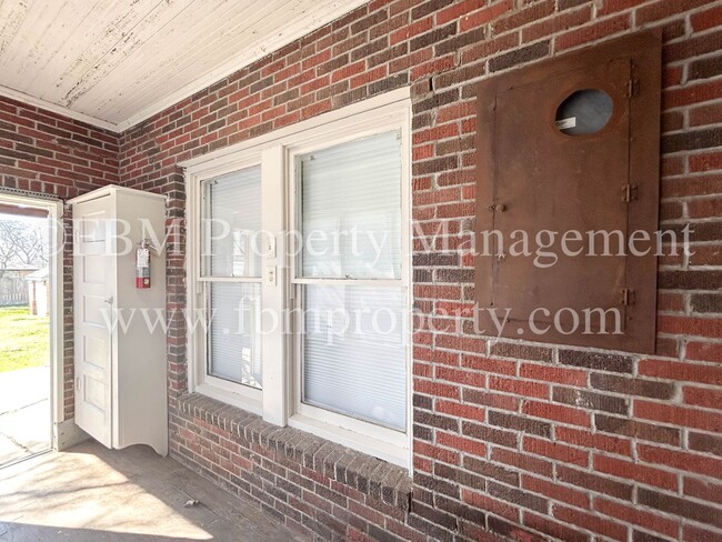 Building Photo - 211 W. Jefferson St - Beautiful 3 Bedroom,...