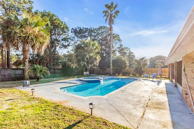 Building Photo - Bluewater Bay Area 4 Bedroom Pool Home!
