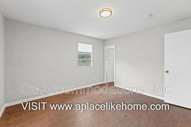 Building Photo - 1105 W Elm Terrace
