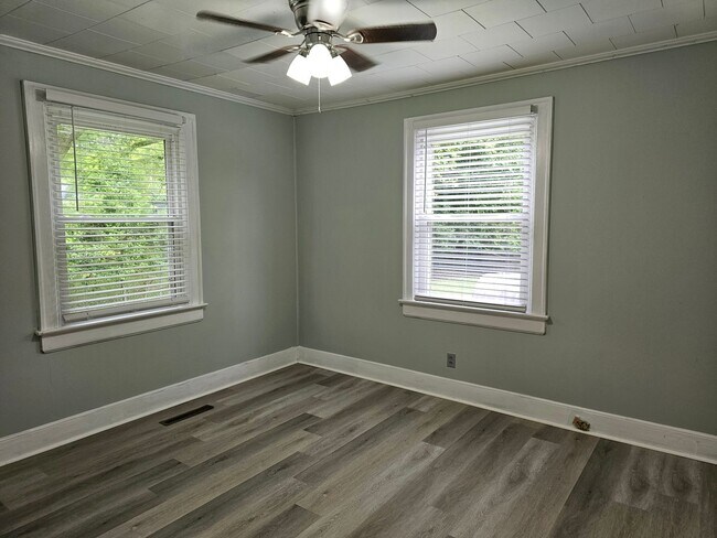 Building Photo - Charming 2 Bedroom Apartment located Minutes Outside of Downtown Sanford
