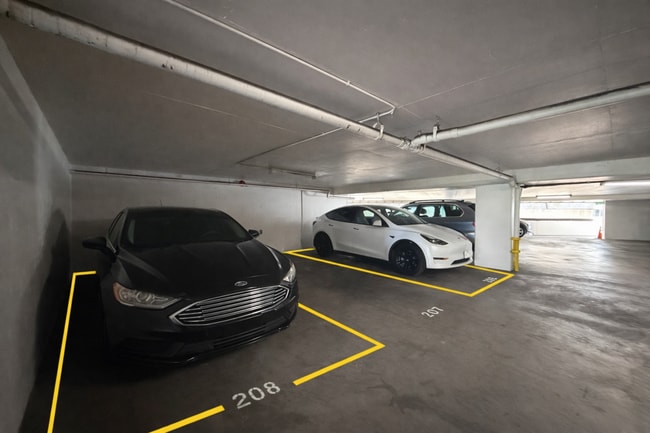 Building Photo - Luxury High-Floor Condo with Panoramic Ocean & Diamond Head Views | 2 Parking | Great Building Am...